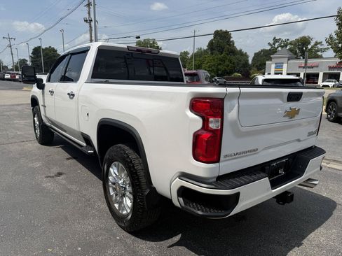 Used 2022 Chevrolet Silverado 2500 High Country w/ Technology Package AWD/4WD image 12