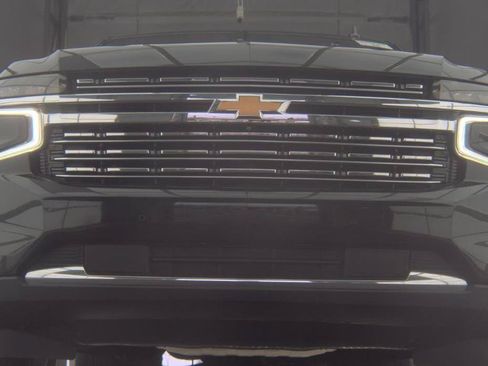 Used 2023 Chevrolet Suburban Premier w/ Advanced Technology Package RWD image 3