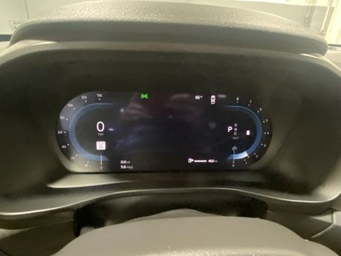 Used 2025 Volvo XC40 B5 Plus image 16