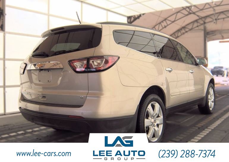 Used 2017 Chevrolet Traverse LT w/ Style and Technology Package FWD image 2