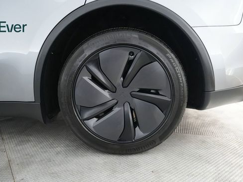 Used 2026 Tesla Model Y Long Range RWD image 9