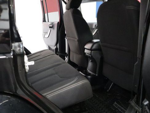 Used 2017 Jeep Wrangler Unlimited Sahara w/ Connectivity Group AWD/4WD image 42