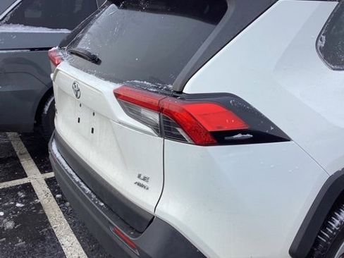 Used 2019 Toyota RAV4 LE image 8