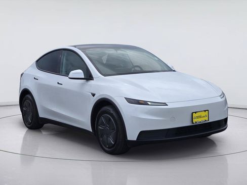 Used 2026 Tesla Model Y 2WD image 3