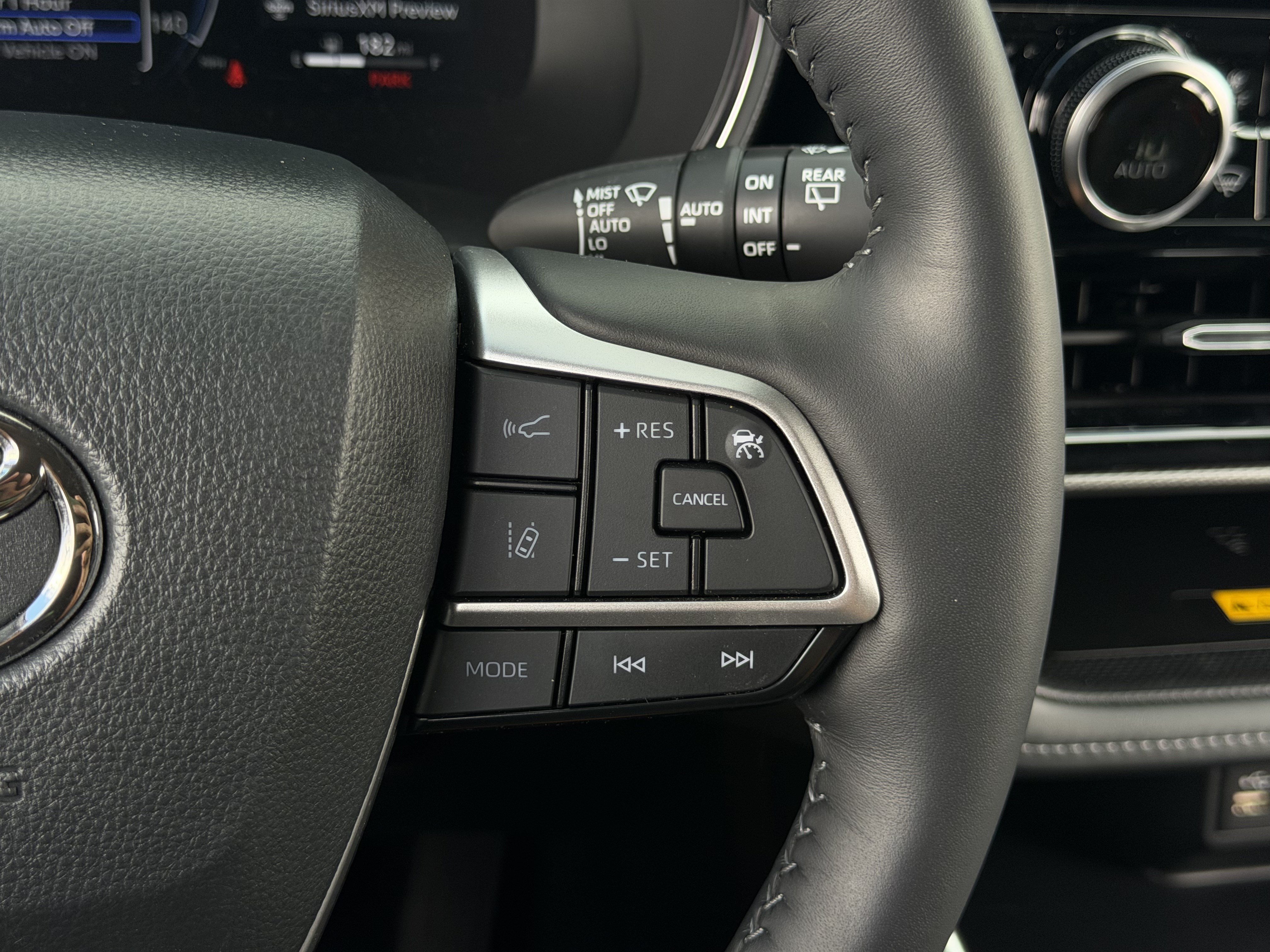 Used 2024 Toyota Highlander Platinum FWD image 18