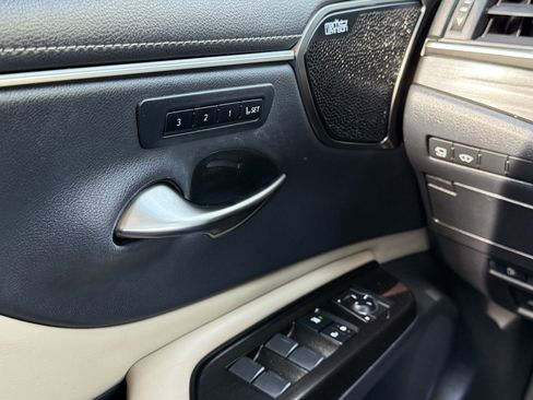 Used 2019 Lexus ES 350 Ultra Luxury image 31