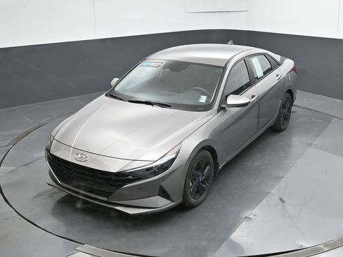 Used 2022 Hyundai Elantra Blue image 45