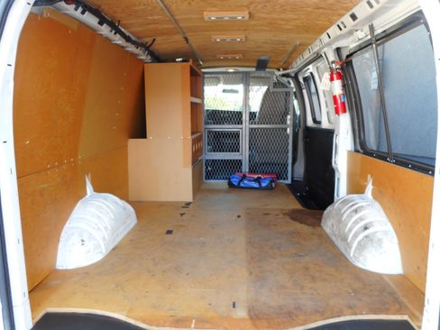 Used 2015 Chevrolet Express 3500 RWD 3500 6.0 V8 Cargo Van 1 Ow image 17