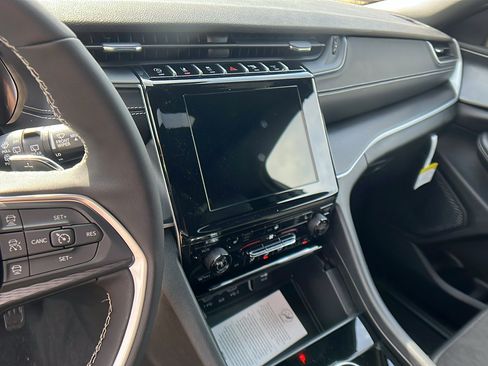 New 2025 Jeep Grand Cherokee L Altitude image 25