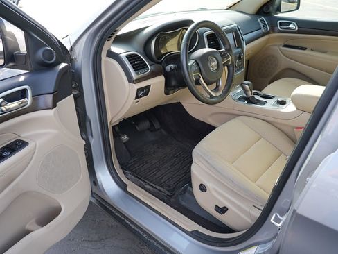 Used 2018 Jeep Grand Cherokee Laredo AWD/4WD image 13
