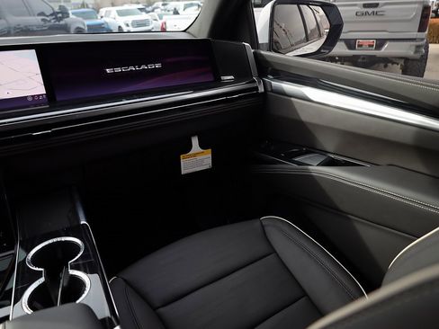 Used 2026 Cadillac Escalade ESV Sport w/ Touring Package image 21