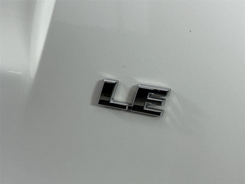 Used 2018 Toyota RAV4 LE FWD image 13