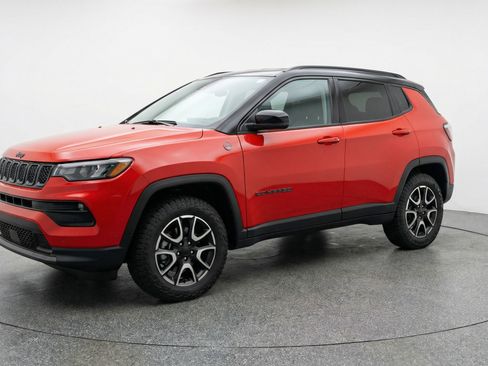 Used 2025 Jeep Compass Trailhawk image 3
