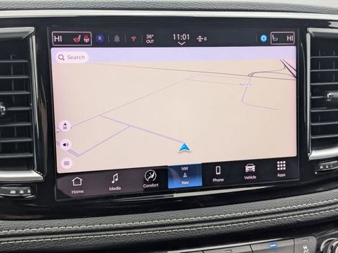 Used 2025 Chrysler Pacifica Limited image 13