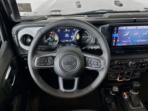 Used 2025 Jeep Wrangler Sahara image 17