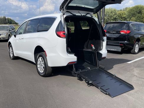 Used 2025 Chrysler Pacifica Select image 3