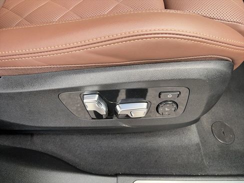 Used 2024 BMW X7 xDrive40i w/ M Sport Package AWD/4WD image 39
