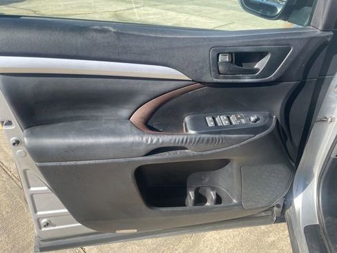 Used 2015 Toyota Highlander LE image 11