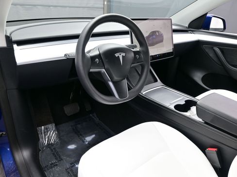 Used 2023 Tesla Model Y Long Range image 12