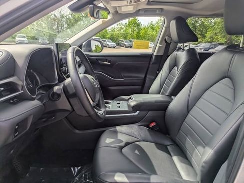 Used 2024 Toyota Highlander XLE AWD/4WD image 14