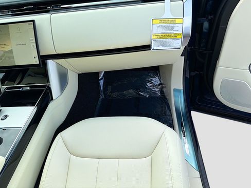New 2026 Land Rover Range Rover Long Wheelbase SE AWD/4WD image 17
