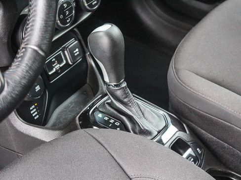 Used 2017 Jeep Renegade Altitude image 19