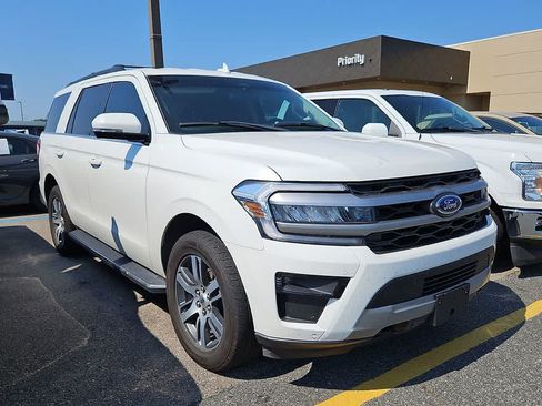 Used 2023 Ford Expedition XLT AWD/4WD image 2