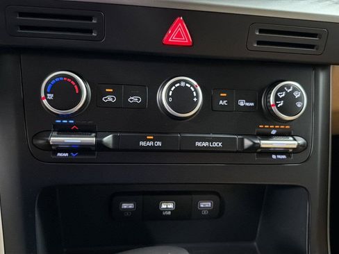Used 2024 Kia Carnival LX FWD image 18