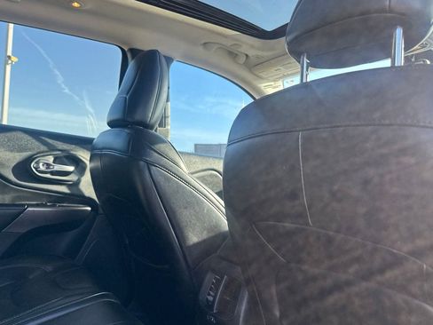 Used 2019 Jeep Cherokee Latitude Plus w/ Comfort/Convenience Group FWD image 32