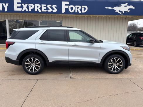 New 2026 Ford Explorer ST-Line image 2