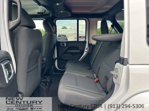 Used 2025 Jeep Wrangler Unlimited Sahara AWD/4WD image 10