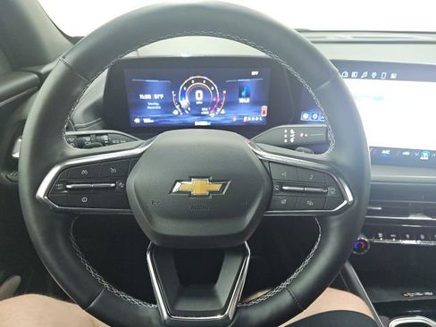 Used 2025 Chevrolet Traverse LT image 11