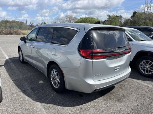 Used 2023 Chrysler Pacifica Touring-L image 4