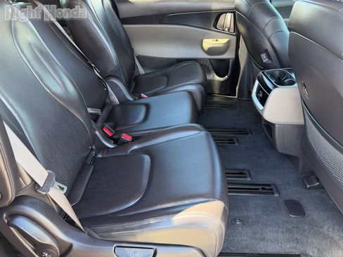 Used 2025 Kia Carnival LXS image 15