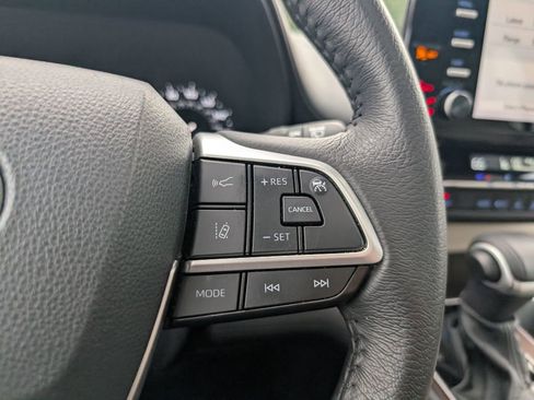 Used 2024 Toyota Sienna XLE image 19