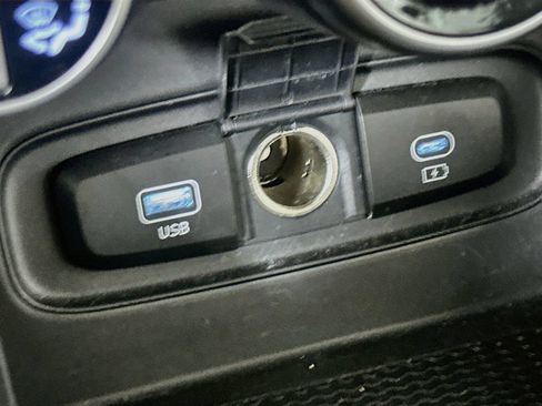 Used 2025 Hyundai Venue SEL FWD image 29