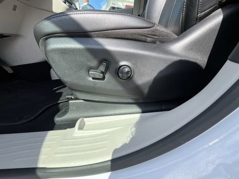 Used 2022 Chrysler Pacifica Touring-L w/ Uconnect Theater Family Group FWD image 16