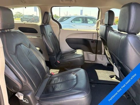Used 2017 Chrysler Pacifica Touring-L w/ Tire & Wheel Group FWD image 17