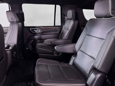 Used 2023 Chevrolet Suburban Premier image 7