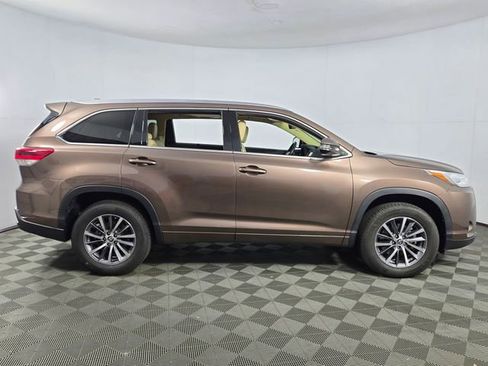 Used 2018 Toyota Highlander XLE image 10