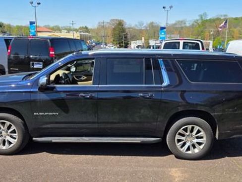 Used 2022 Chevrolet Suburban Premier AWD/4WD image 4