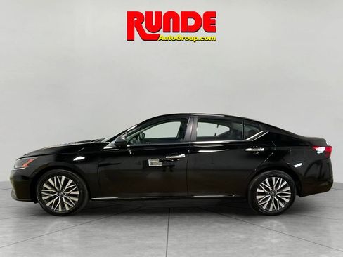 Used 2024 Nissan Altima 2.5 SV image 2