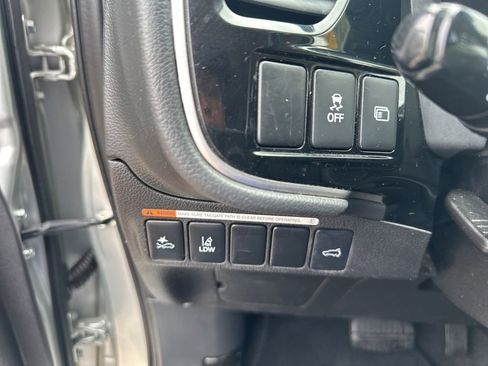 Used 2020 Mitsubishi Outlander AWD image 12