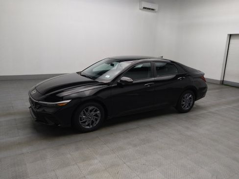 Used 2024 Hyundai Elantra SEL image 2