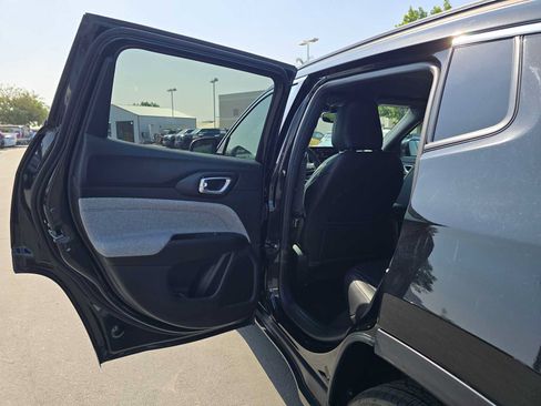 Used 2024 Jeep Compass Latitude AWD/4WD image 17