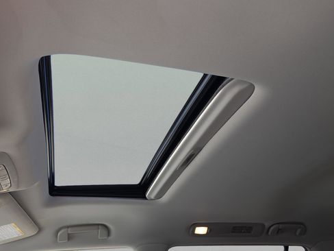 Used 2021 Nissan Armada SL w/ Captain's Chairs Package AWD/4WD image 19