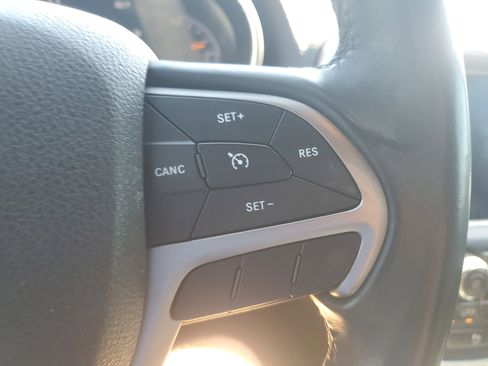 Used 2018 Jeep Grand Cherokee Laredo image 19