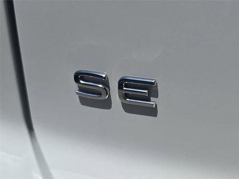 Used 2025 Volkswagen Atlas Cross Sport SE w/ Panoramic Sunroof Package image 6