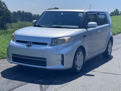 Used 2012 Scion xB FWD image 2