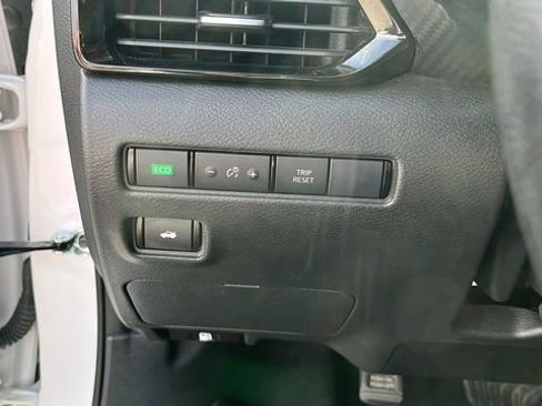 Used 2024 Nissan Sentra SV FWD image 8